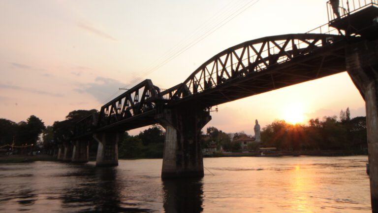 Brücke am Kwai: Von Bangkok mit dem Zug nach Kanchanaburi (mit Video)