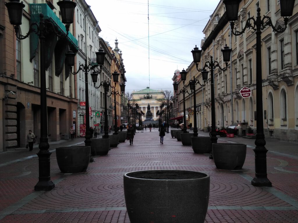 Mondäne Fußgängerzone in St. Petersburg. Malaya Sadovaya Straße. Im Hintergrund Denkmal für Katharina die Große und das Alexandrinski-Theater.
