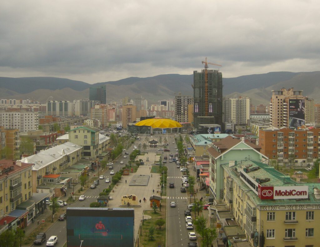 Ulaanbaatar Blick nach Süden aus Restaurant im State Department Store.
