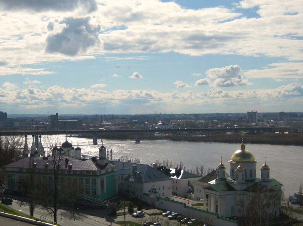 Blick über die Oka in Nischni Nowgorod. Brücke im Hintergrund. Kirchen im Vordergrund. 
