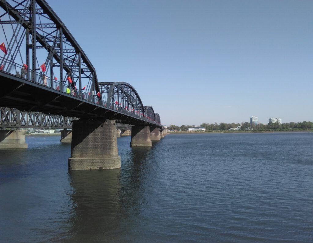 Sinokoreanische Freundschaftsbrücke in Dandong: Brücke nach Nordkorea. 
