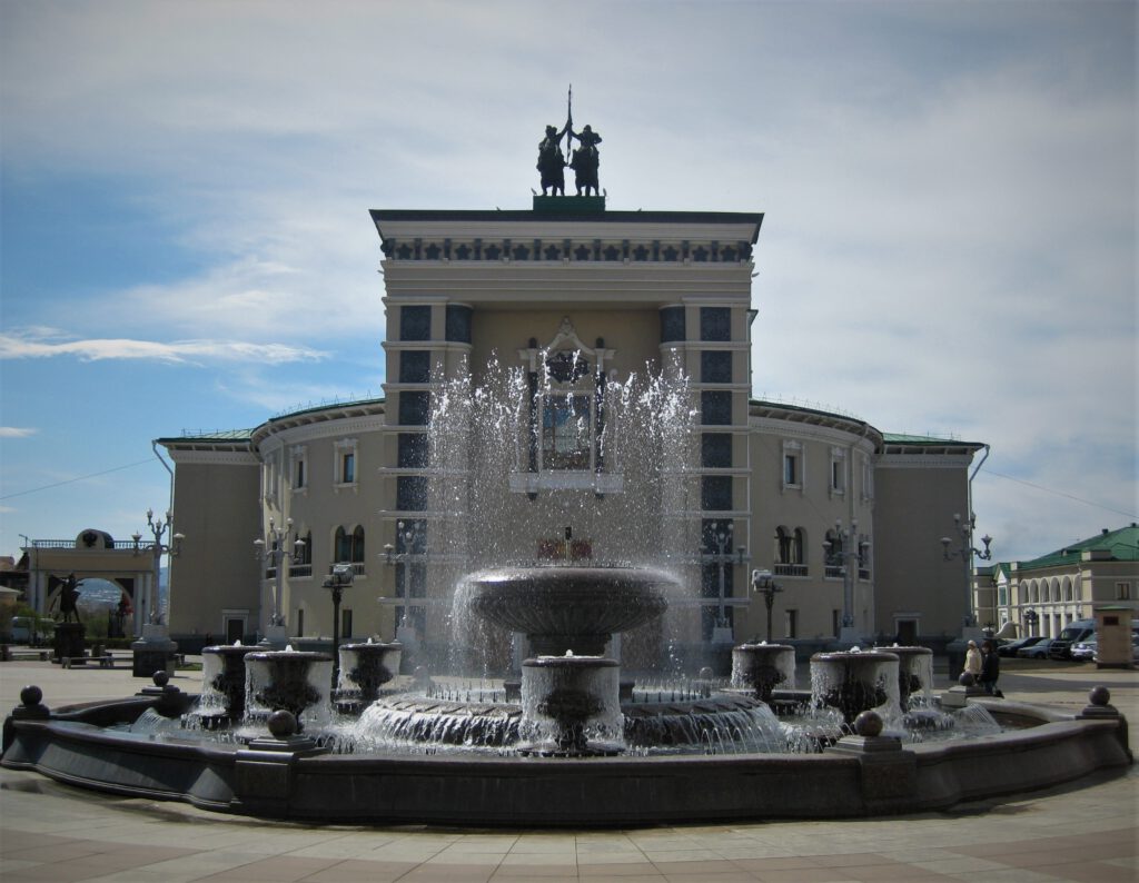 Springbrunnen vor der Burjatischen Staatlichen Oper in Ulan-Ude. 