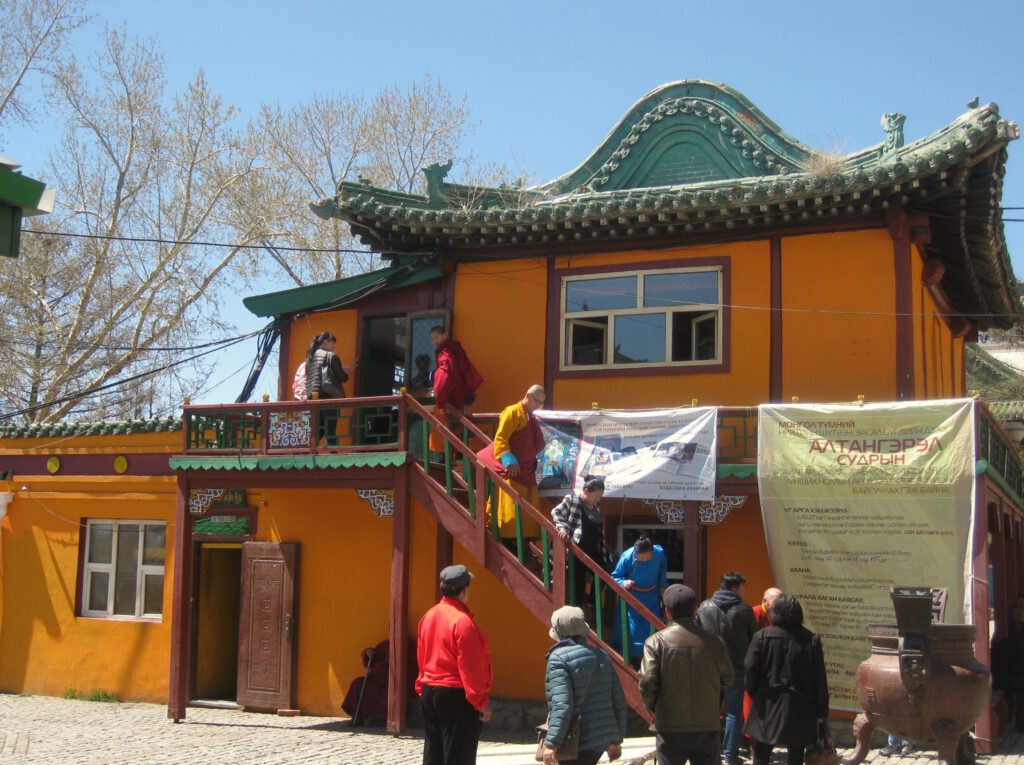 Gandan Kloster in Ulaanbaatar. Gelbes Gebäude
