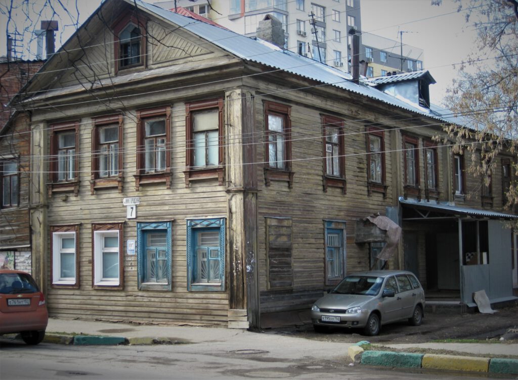 Traditionelles Holzhaus an einer Hauptstraße. 