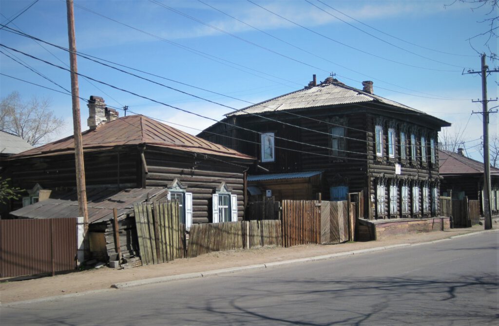 Sibirische Holzhäuser an einer Straße in Ulan-Ude. 