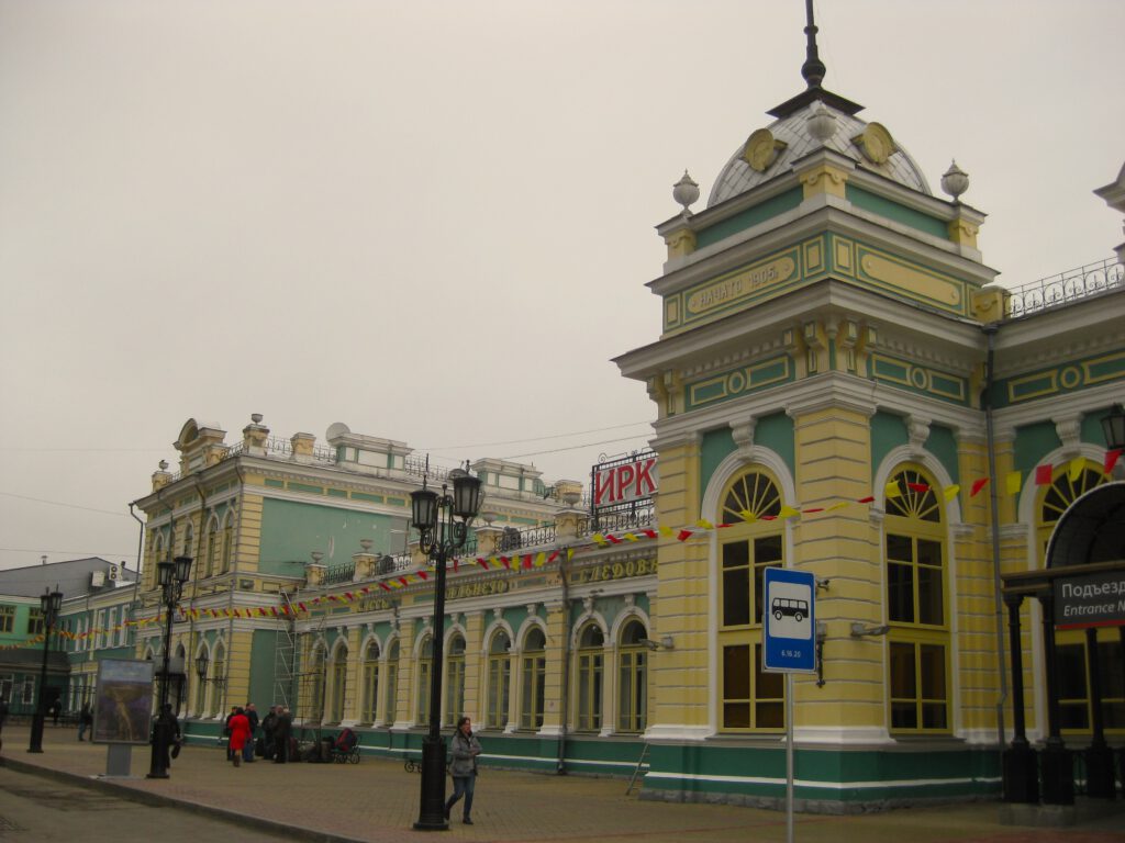 Hauptgebäde Bahnhof Irkutsk, mit gelb-grüner Fassade. 