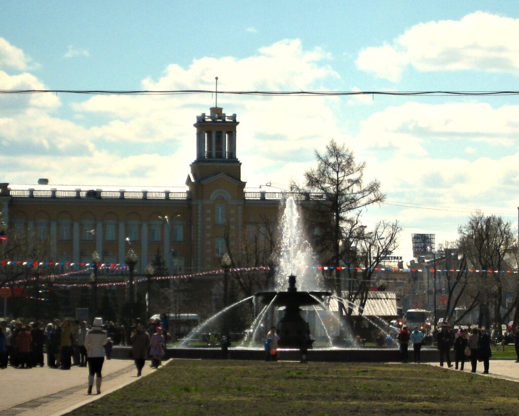 Kirow-Platz in Irkutsk mit Springbrunnen und Verwaltungsgebäude. 