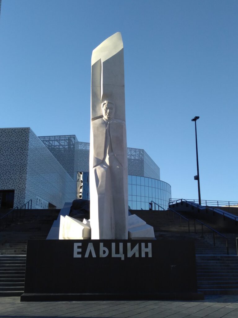 Boris Jelzin Monument in Jekaterinburg vor blauem Himmel. 