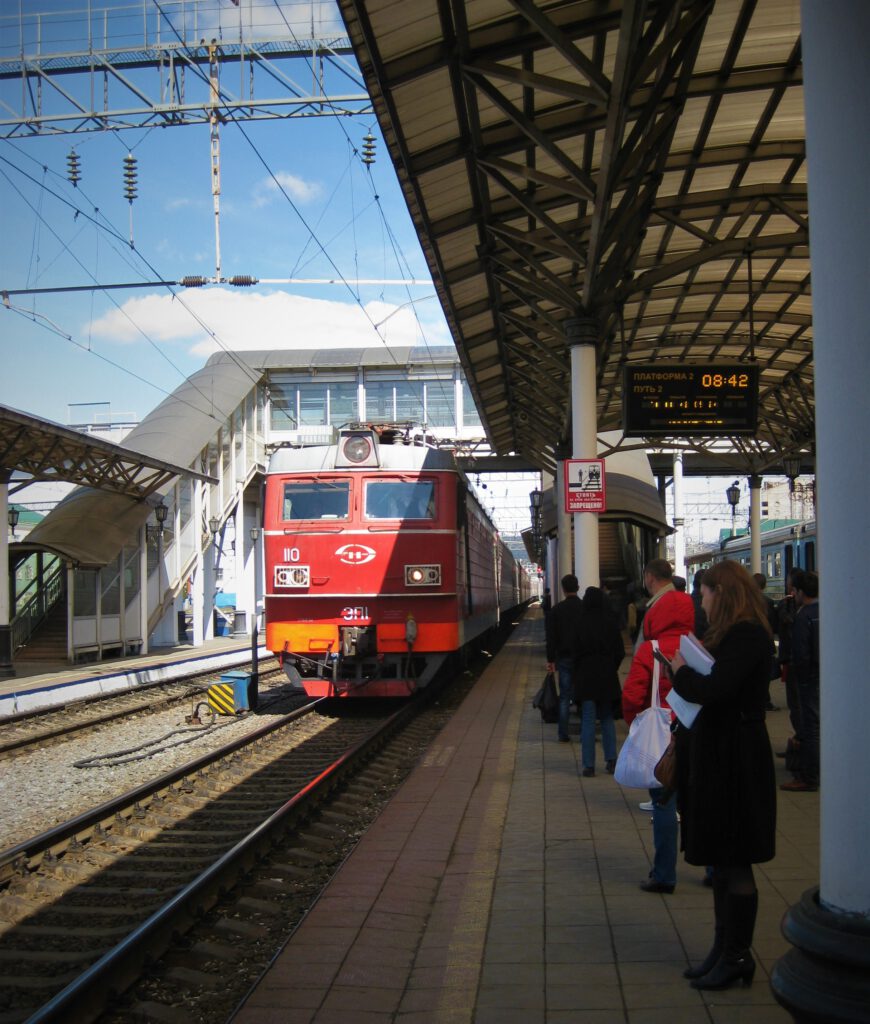 Lokomotive der Transsibirischen Eisenbahn - Zug Nr. 070Ч am Bahnhof in Krasnojarsk. 