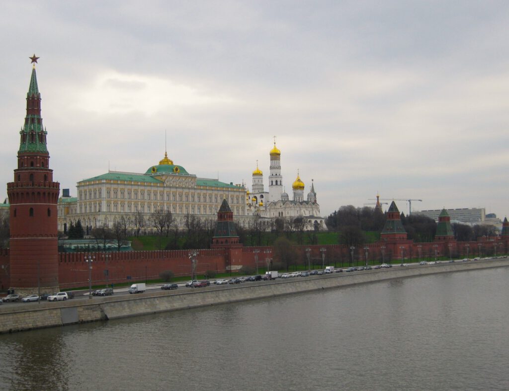 Städtetrip Moskau an einem Tag. Rote Kremlmauer vor dem Kremlpalast und der Erzengel Kathedrale. 