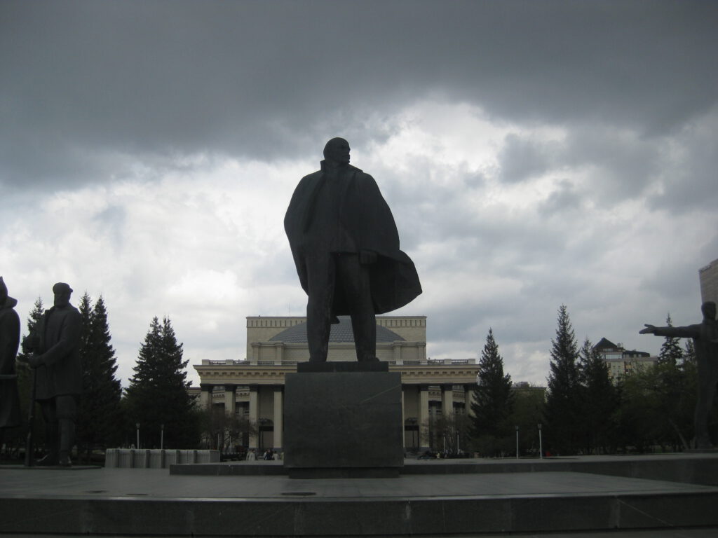 Lenin-Statue Nowosibirsk:
Lenin vor dem Kuppelbau des Opern- und Balletttheaters. Stark bewölkter Himmel. 