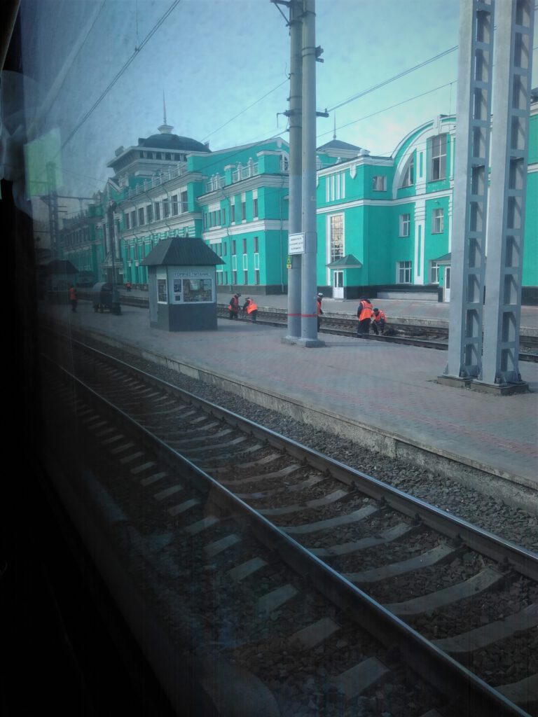 Aus dem Zugfenster der Transsibirischen Eisenbahn auf den Bahnhof von Omsk. 