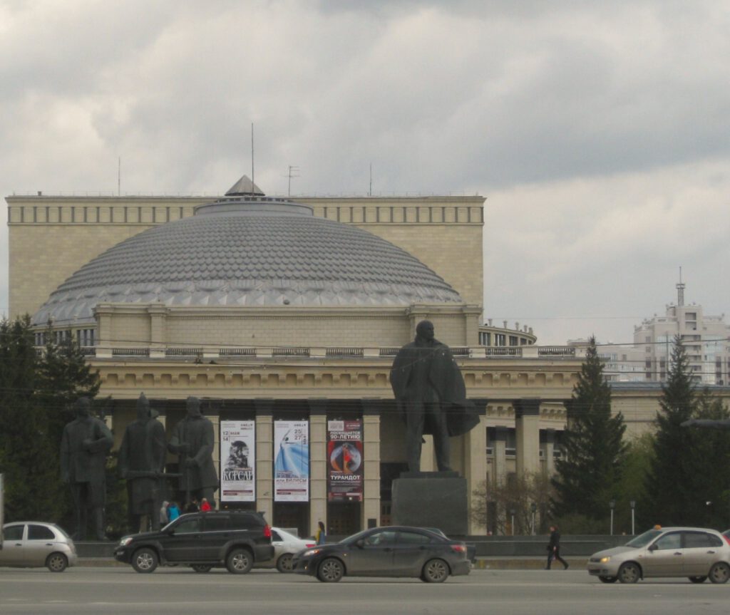 Kuppelgebäude des Opern- und Balletttheaters in Nowosibirsk. Davor die Lenin-Statue und Hauptstraße. Krasny Prospekt.