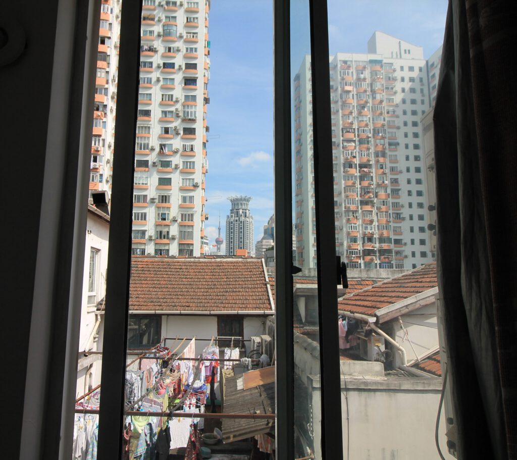 Ein Tag in Shanghai. Blick auf die Gesichter der Stadt aus dem Fenster. 