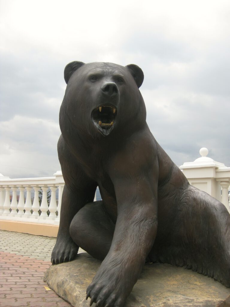 Bronzestatue eines Braunbärs auf Fußweg in Krasnojarsk. 