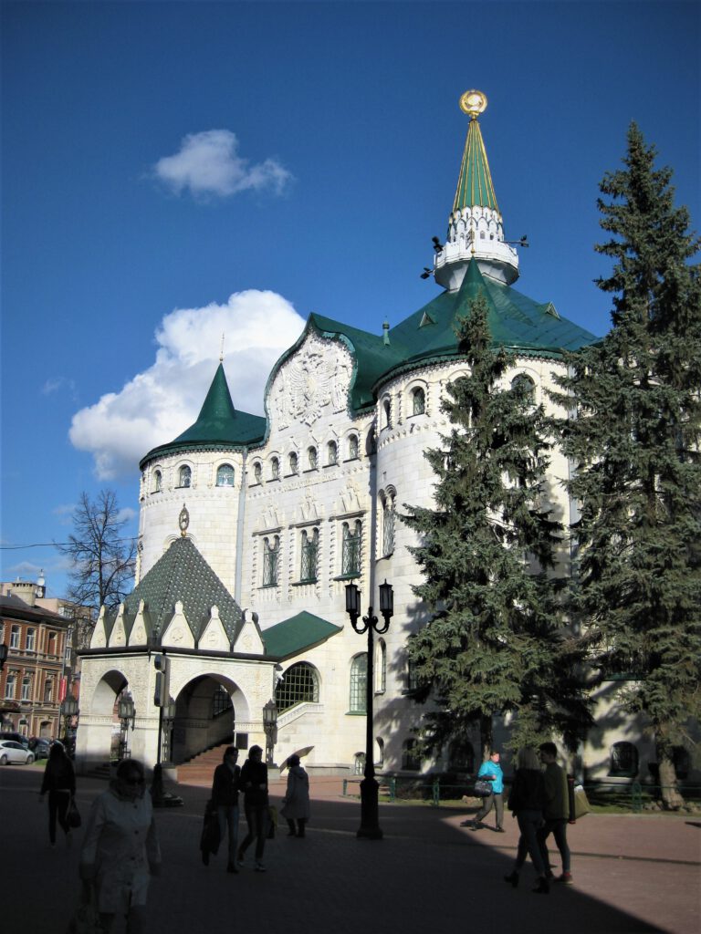 Das Gebäude der Staatsbank in der Bolschaja Pokrowskaja erinnern ein wenig an ein Märchenschloss. 