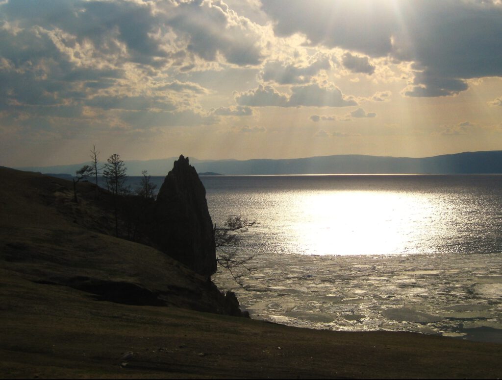 Die Sonne strahlt auf den Baikalsee und den Schamanenfelsen. 