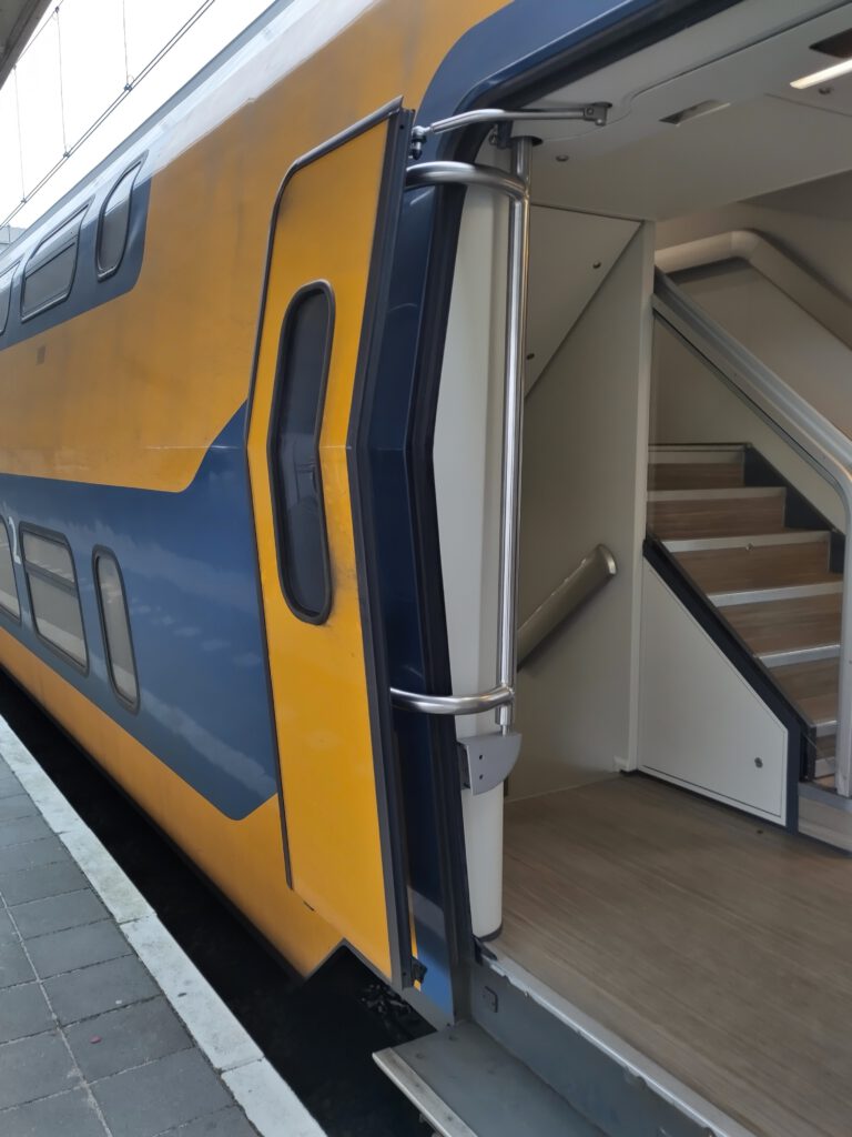 Offene Tür eines IC-Waggons der niederländischen Bahn. 