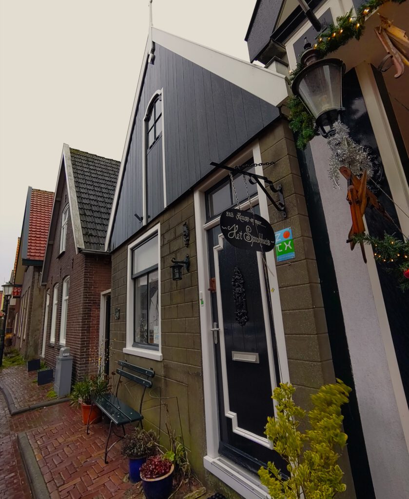 Frontansicht des Hauses Het Spookhuis in einer kleinen Straße von Den Hoorn. 