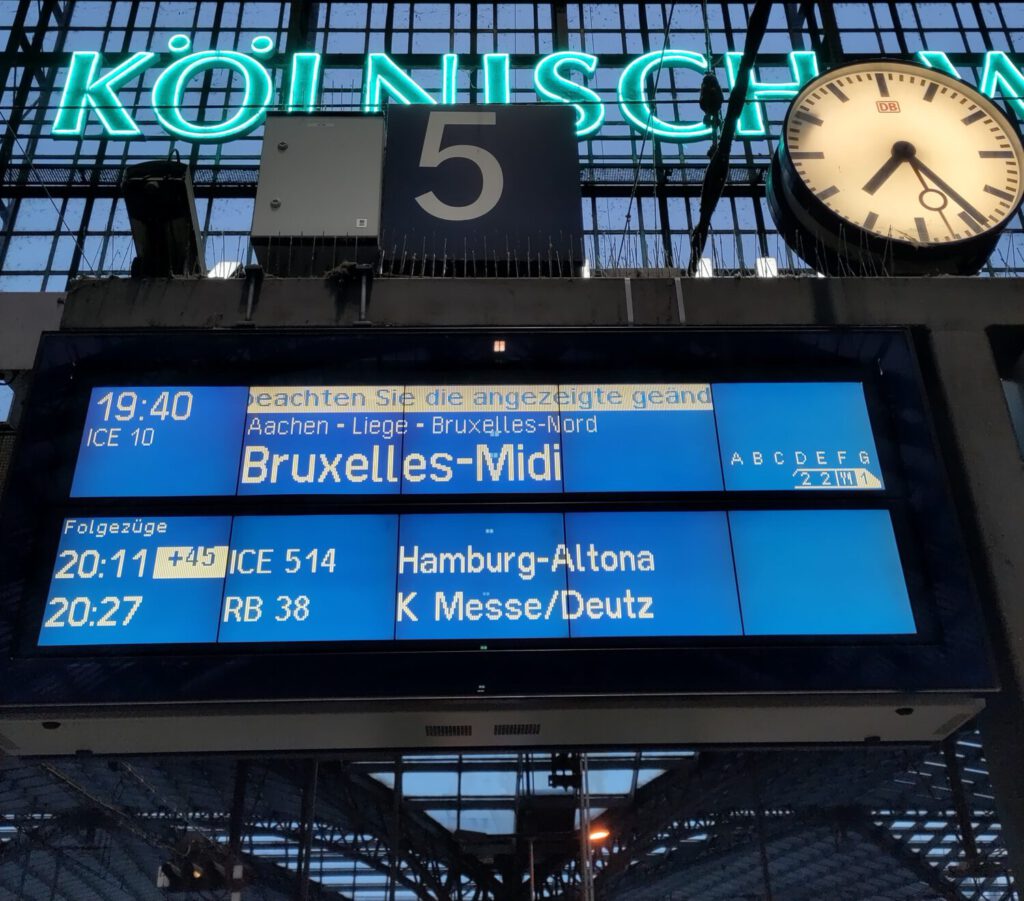 Anzeige am Gleis 5 des Kölner Hauptbahnhofs. Abfahrt ICE 10 nach Bruxelles-Midi um 19.40.