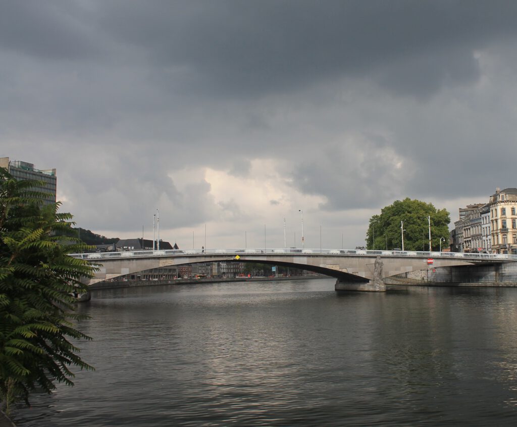 Blick auf die Pont des Arches über die Maas. 