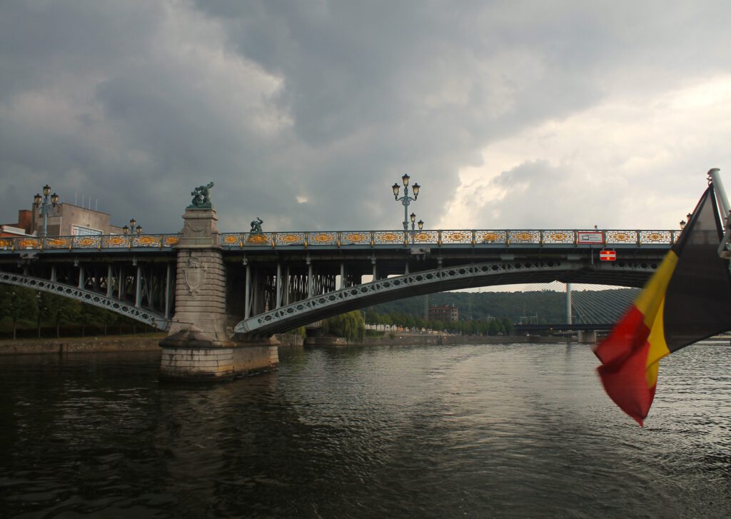 Pont de Fragnée in lüttich vom boot aus gesehen. In Vordergrund belgische Flagge des Boots.