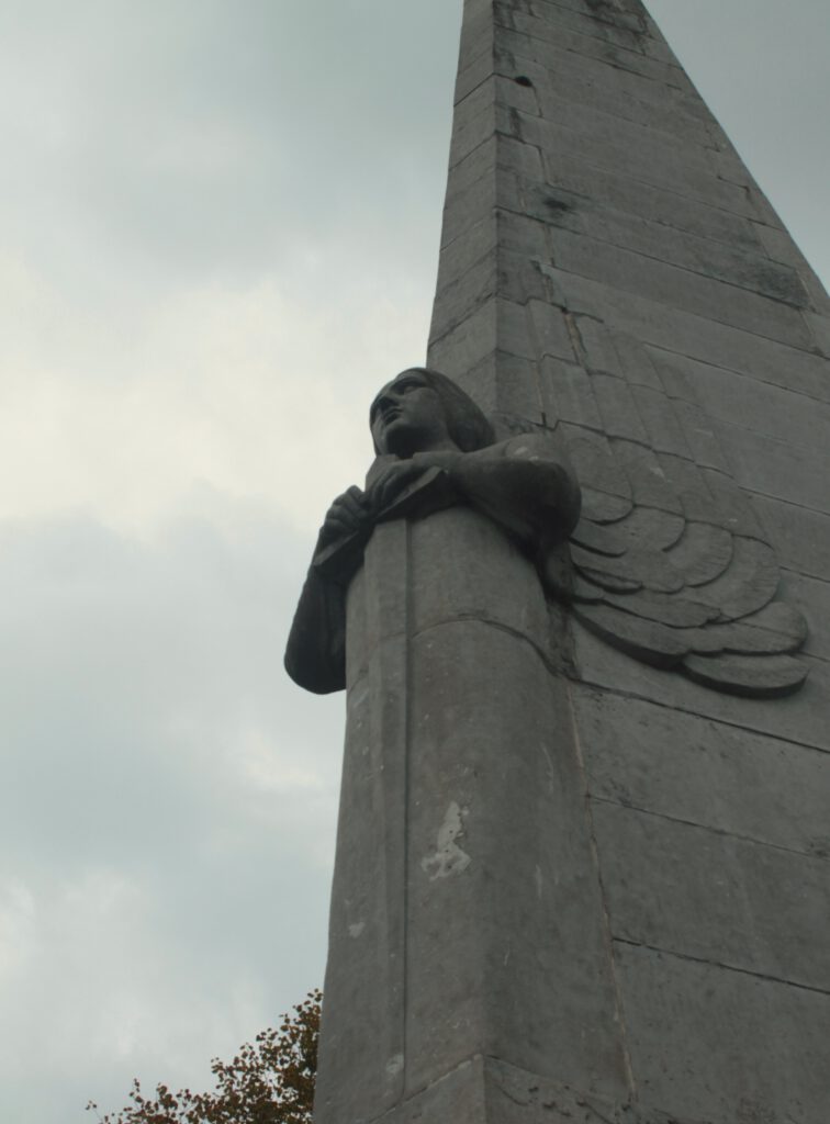 Blick von unten auf den Obelisk des Monuments der 14. Linieninfanterie. Mit Engelsbüste. 