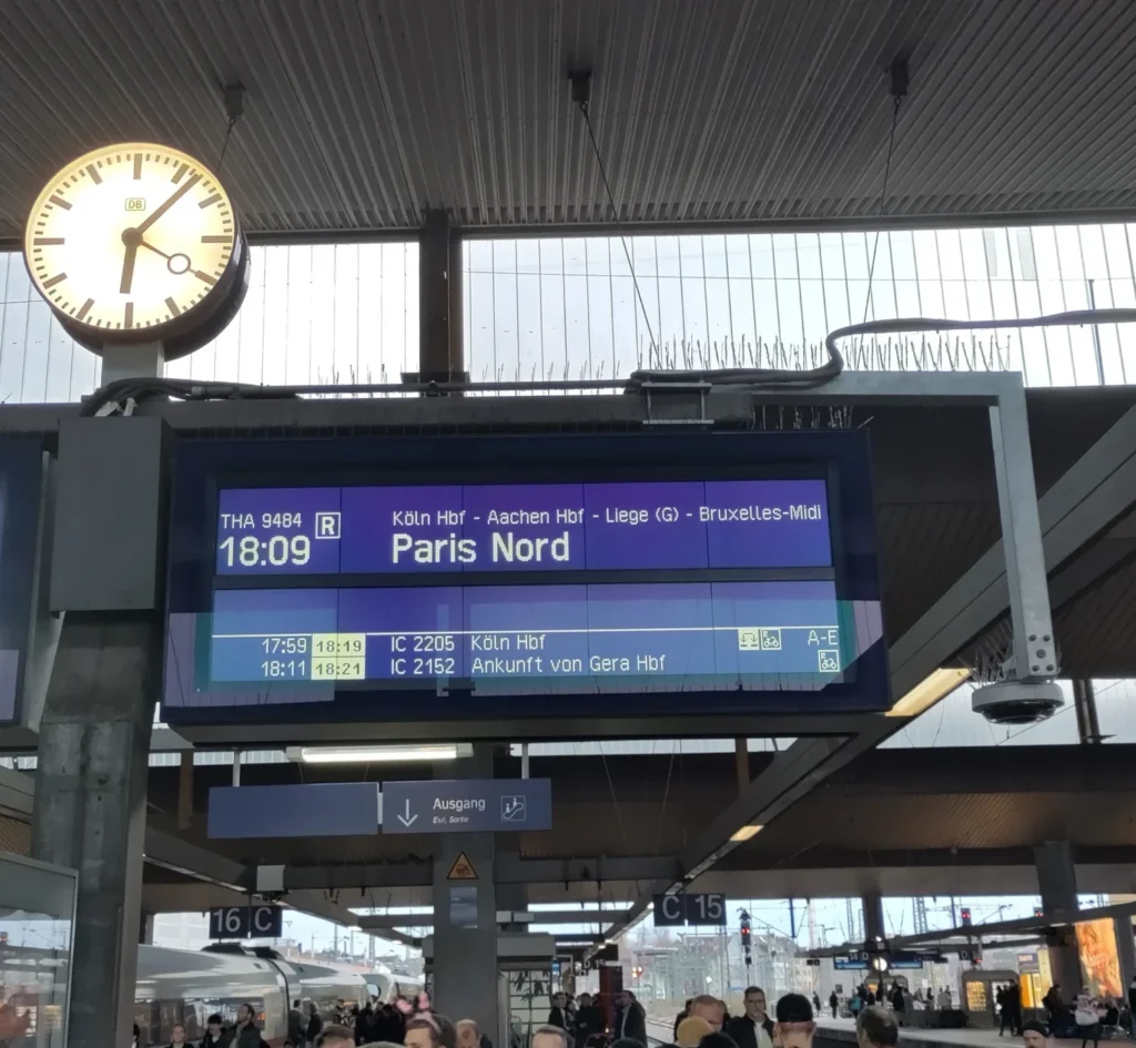 Anzeige am Hauptbahnhof Düsseldorf. Thalys 9484 nach Paris Nord. Abfahrt 18:09 Uhr.