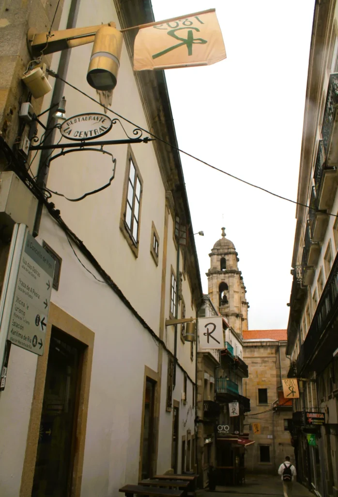 Enge Gasse in der Altstadt von Vigo. Im Hintergund die barocken Türme der Basilica de Santa Maria.