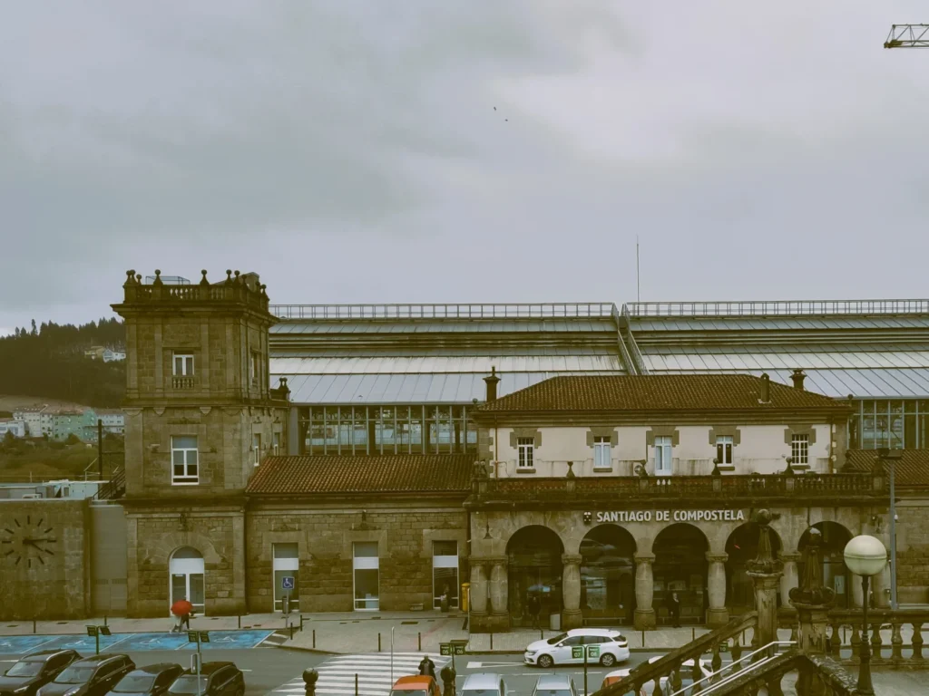 Hauptgebäude des Bahnhofs Santiago de Compostela von oben. Bewölkter Himmel.