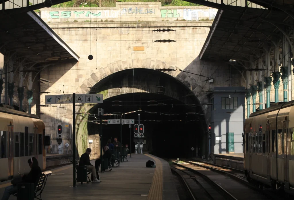 Tunneleinfahrt im Bahnhof Sao Bento vom Bahnsteig aus. Rechts und links stehen Züge.