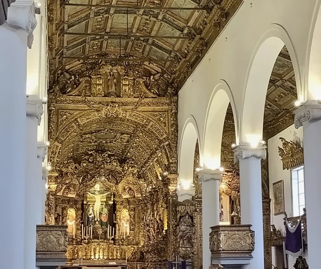 Goldener Altar in Bom Jesus Kirche mit Jesus-Kreuz in der Mitte.