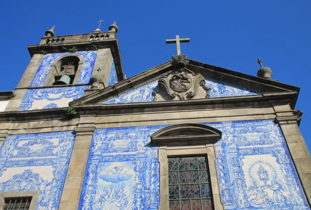 Azulejo-Kapelle. Vorderseite nach oben fotografiert.