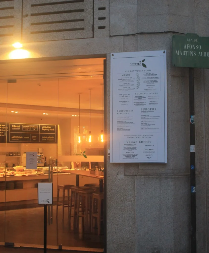 Blick in das vegane Restaurant Da Terra in Porto