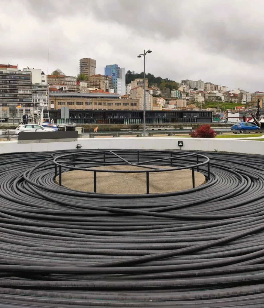Im Kreis aufgerolle Kabel am Hafen von Vigo