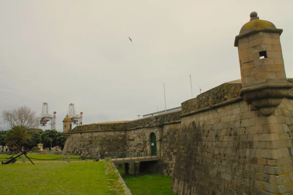 Außenmauern der Burg mit Turm und Haupttor. 