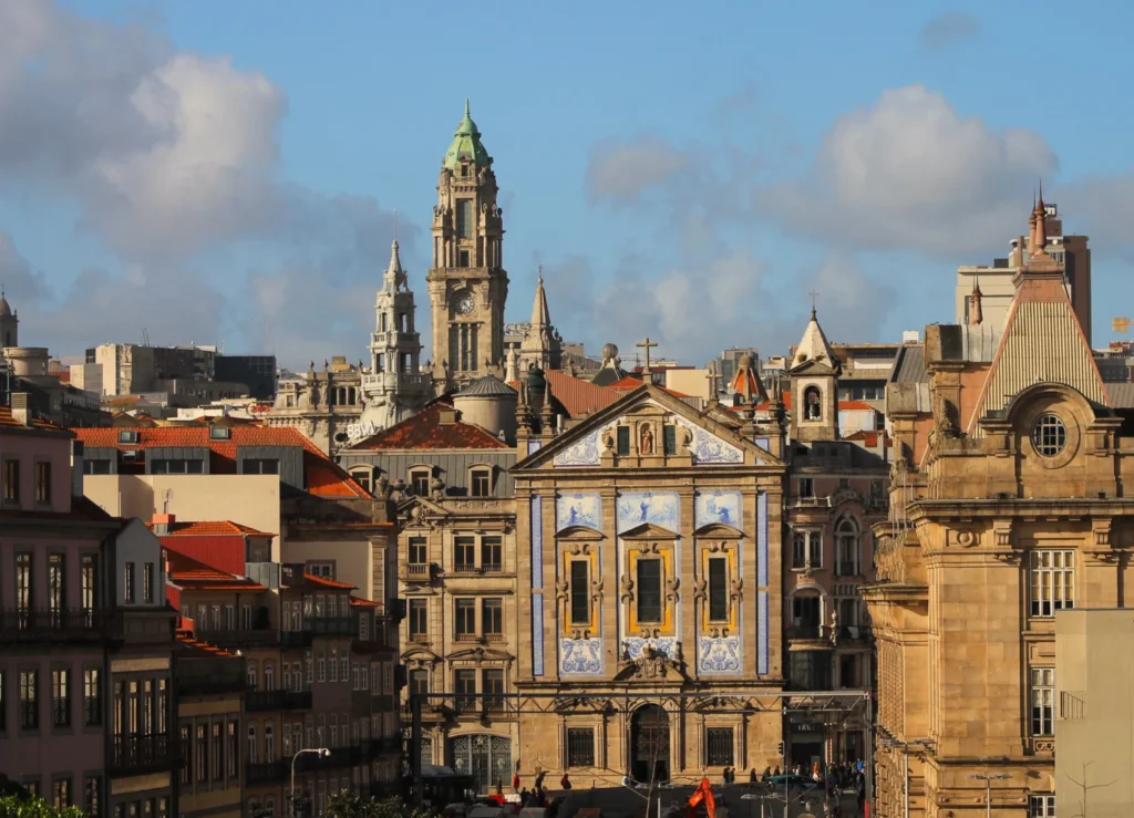 Highlight vom Porto Städtetrip. Altstadt von Porto mit barocken Türmen, Sao Bento und Igreja de Santo António von oben bei leichter Bewölkung. 