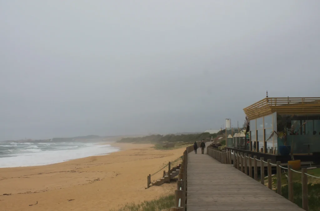 Holzpfad des Jakobswegs am Strand bei stürmischem Wetter
