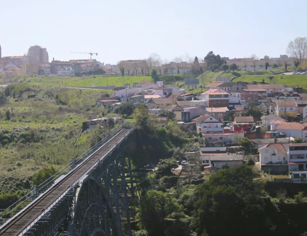 Blick auf stillgelegte Eisenbahnbrücke in Porto.