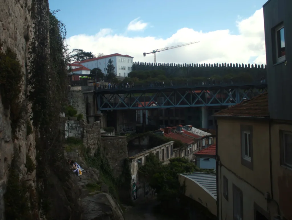Porto Geheimtipp: Blick zwischen Fels und Häusern auf Brücke Luis I.