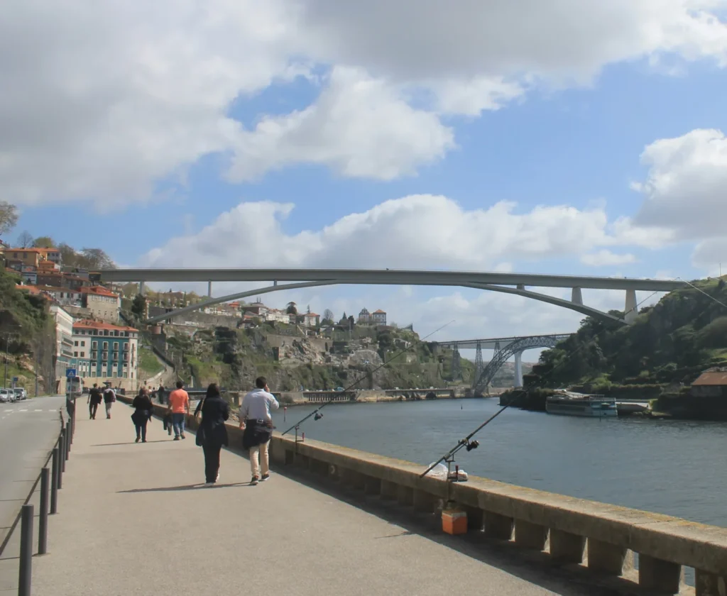 Brücken über den Douro. Angeln stehen an Balustrade der Promenade.