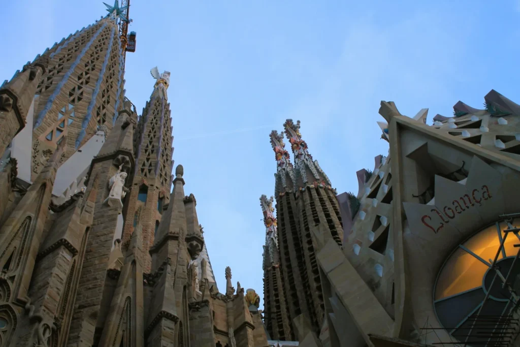 Nahaufnahme der Türme der Sagrada Familia bei blauem Himmel
