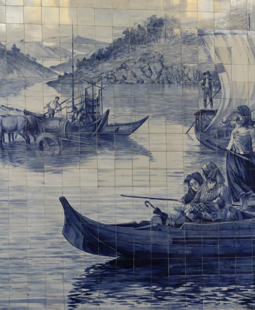 Azulejo-Darstellung von bemannten Booten auf einem Fluss. Weinfässer auf den Booten. 
