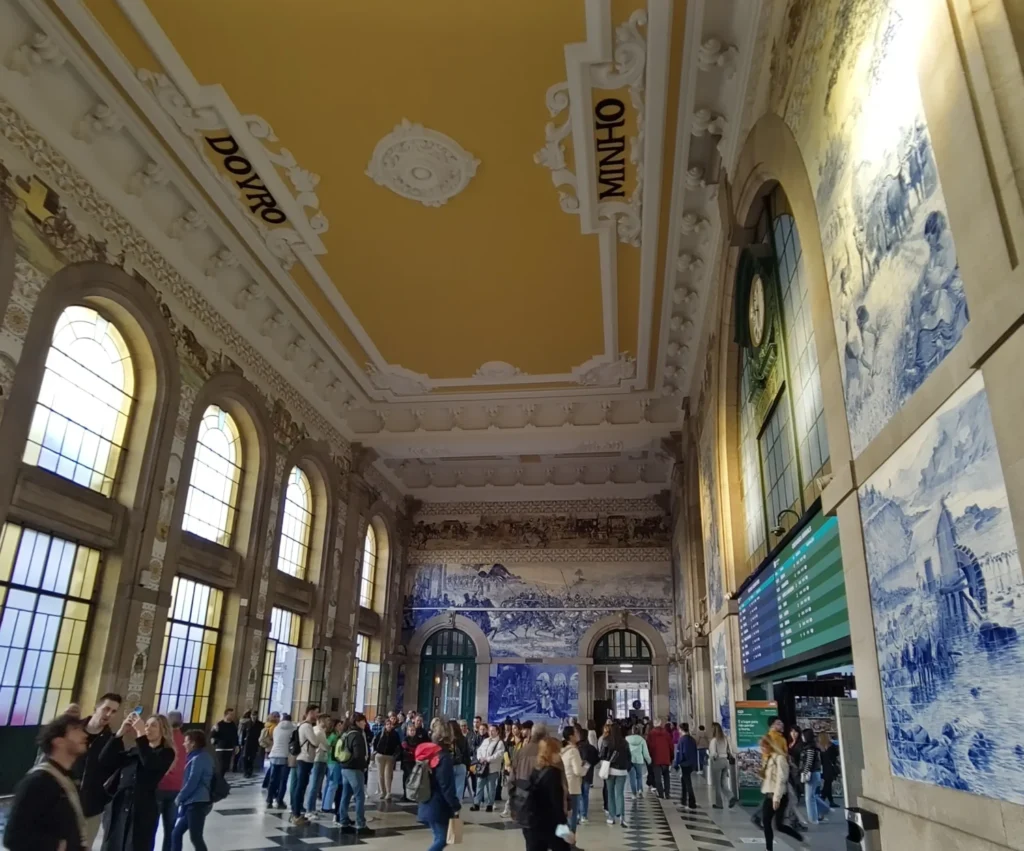 Eingangshalle des Bahnhofs Sao Bento mit gelber Decke und Schriftzügen Minho und Douro.