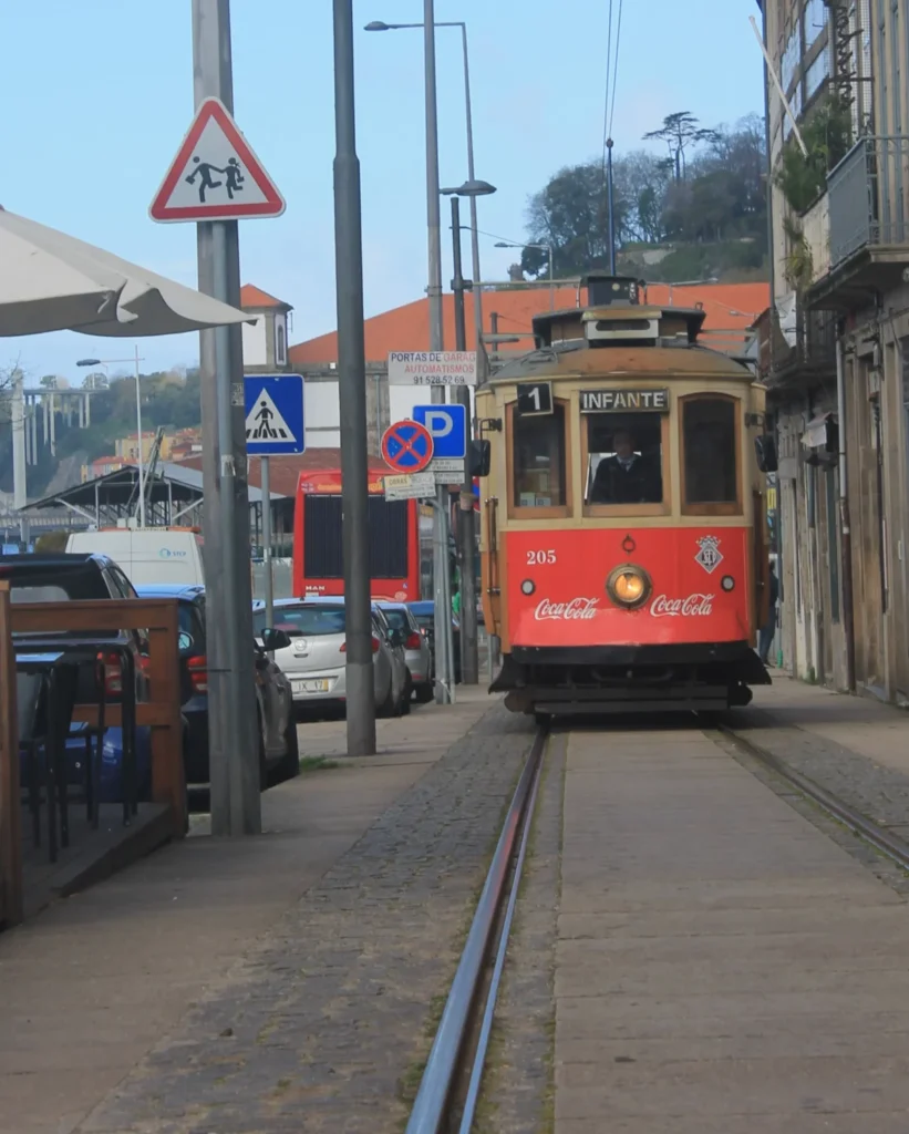 Straßenbahn Porto Linie 1 Richtung Infante. Coca cola Werbung auf Bahn.