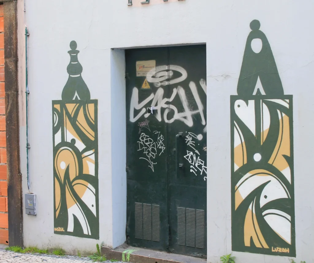Graffiti von Hazul neben Haustür in Porto. Ornamentierte Grafik - eventuell mit Taubenmustern.