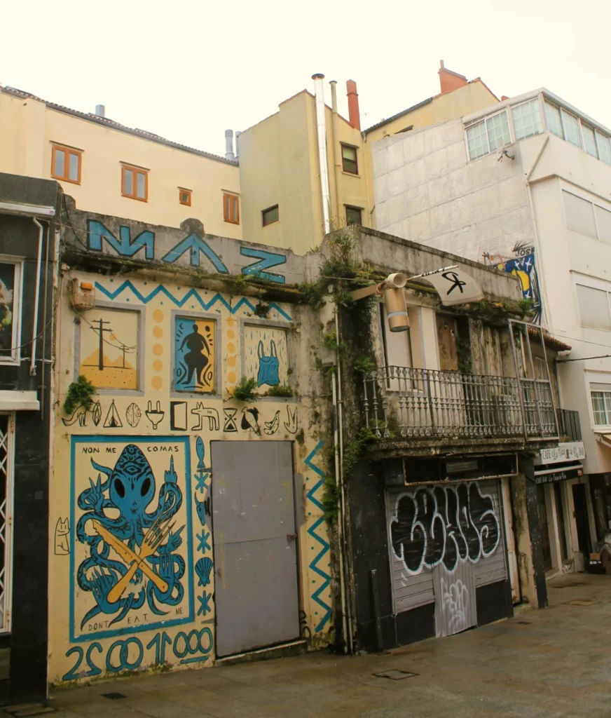 Blaue Kraken-Darstellung auf kleinem Gebäude in der Altstadt von Vigo.