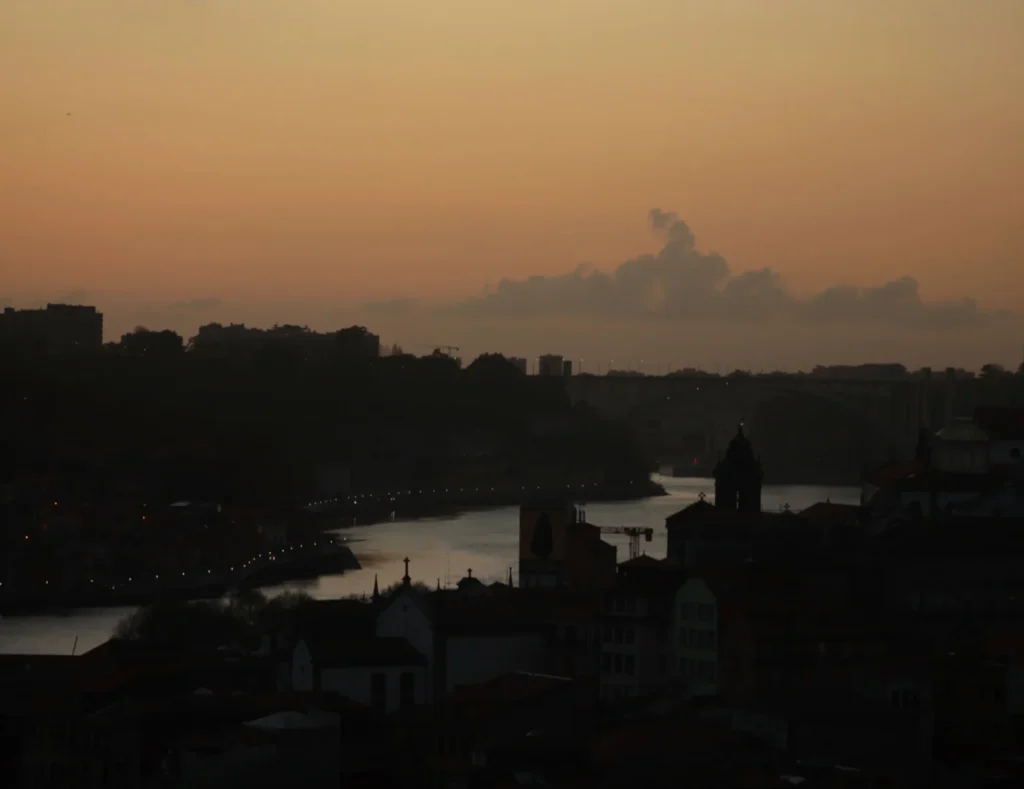 Orangener Himmel bei Sonnenuntergang über Douro in Porto.