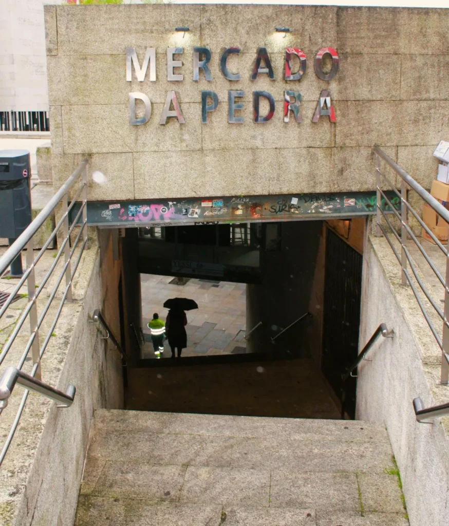 Unterführung mit Treppe am Mercado da Pedra - aus Sandstein.