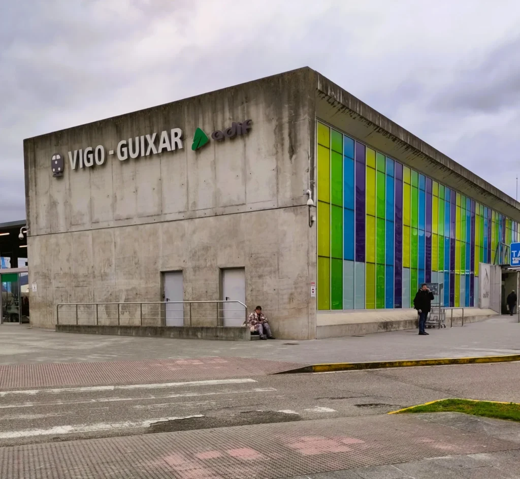 Betongebäude des Bahnhofs Vigo Guixar. Vorderseite mit Bunter Glasfassade.